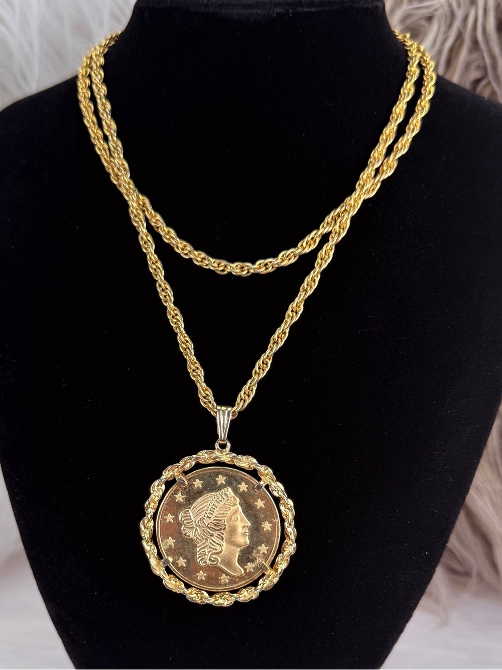 Vintage Avon 1776-1976 Bicentennial Coin Pendant Rope Chain Necklace
